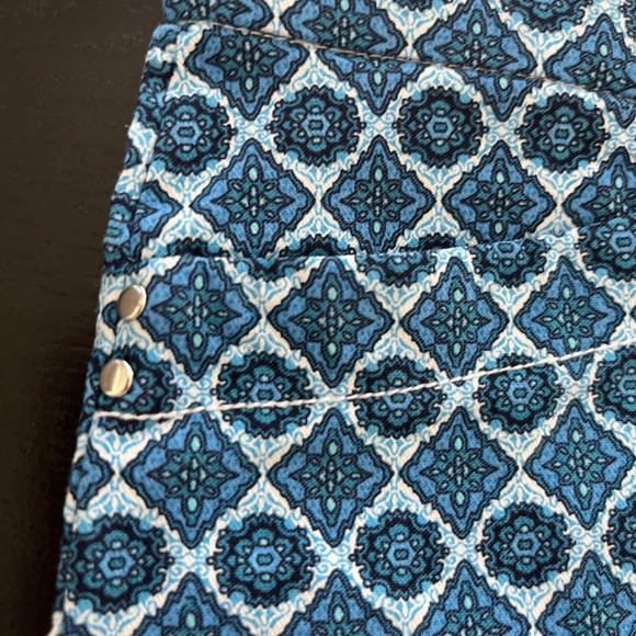 89th & Madison Capri Pants - Blue and White Size Medium EUC - Picture 5 of 10